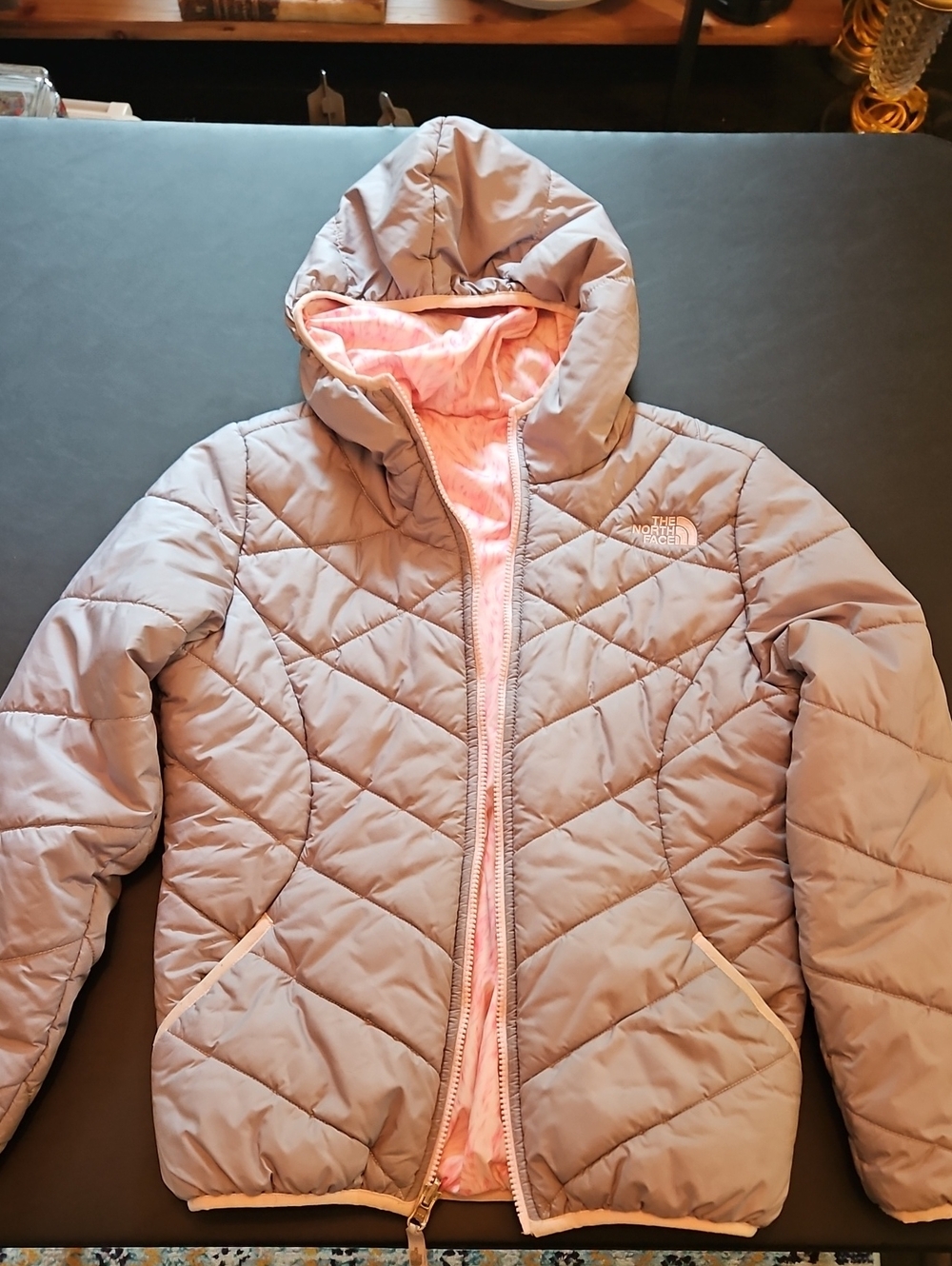 The North Face Kids Reversible Hooded Puffer Jacket in Light Pink And Gray